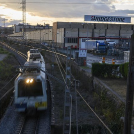 Imagen de archivo de un tren de Cercanías en la red afectada por el fallo métrico que retrasará la llegada de nuevos equipos a Cantabria y Asturias.