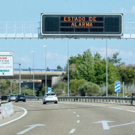 08/05/2021 - Imagen de una carretera con el mensaje "Estado de alarma" de la DGT .