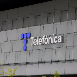 El nuevo logo de Telefónica, en su sede en la zona norte de Madrid. E.P./Jesús Hellín