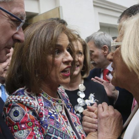 La hasta ahora alcaldesa de Madrid Ana Botella felicita, en presencia de Alberto Ruiz-Gallardón, a su sucesora Manuela Carmena, de Ahora Madrid, tras el acto de investidura.