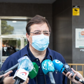 El presidente de la Junta de Extremadura, Guillermo Fernández Vara, ofrece declaraciones a los medios tras recibir la primera dosis de la vacuna contra la covid-19, a 2 de abril de 2021, en el Hospital Universitario de Badajoz.