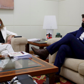 10/05/2021.- La vicepresidenta tercera y ministra de Trabajo y Economía Social, Yolanda Díaz (i), se reúne este lunes con el portavoz del grupo parlamentario de Esquerra Republicana (ERC), Gabriel Rufián. EFE/ Juan Carlos Hidalgo