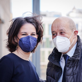La Ministra Federal de Relaciones Exteriores de Alemania, Annalena Baerbock (L), da la bienvenida a su homólogo francés, Jean-Yves Le Drian, antes de su reunión en el Ministerio de Relaciones Exteriores en Berlín, Alemania, el 20 de enero de 2022.