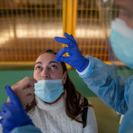 Un trabajador sanitario realiza un test de antígenos a una mujer durante el cribado poblacional celebrado en Ribadavia, en Ourense, este 27 de enero de 2022.