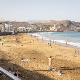 Varias personas en una playa de Las Palmas de Gran Canaria, a 11 de octubre de 2023.