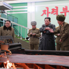 Kim Jong Un inspeccionando una fábrica de municiones que produce armas.