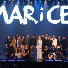 Fotografia de família amb el repartiment de la nova versió del musical 'Mar i Cel'