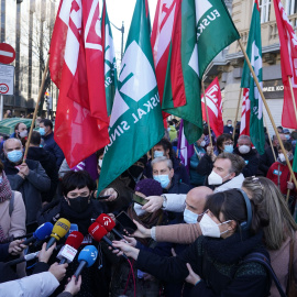 La secretaria general de LAB, Garbiñe Araburu, interviene ante los medios de comunicación antes del comienzo de la manifestación en Bilbao.