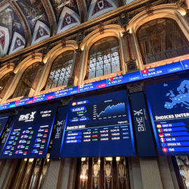 Vista de los paneles informativos de la Bolsa de Madrid.