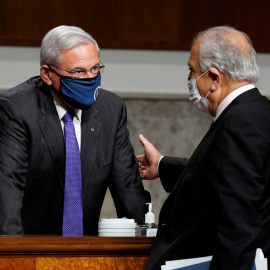 El presidente del Comité de Relaciones Exteriores del Senado de EEUU, Robert Menéndez (derecha), conversa con un colega en abril de 2021.