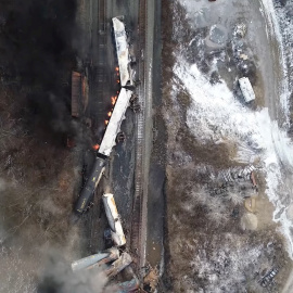 Imágenes de un dron del descarrilamiento de un tren de carga en East Palestine, Ohio.