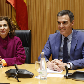 El presidente del Gobierno, Pedro Sánchez, y la ministra de Hacienda y vicesecretaria general del PSOE, María Jesús Montero, en una reunión en el Congreso con diputados y senadores socialistas. EFE/Chema Moya
