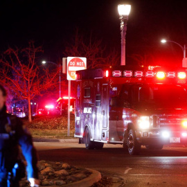 La Policía y una ambulancia llegan al campus de la Universidad Estatal Míchigan tras denunciarse un tiroteo, a 13 de febrero de 2023.