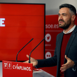 El portavoz de la Ejecutiva del PSOE, Felipe Sicilia durante la rueda de prensa celebrada este lunes en la sede del partido en Madrid.