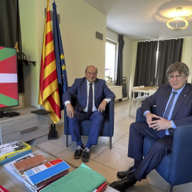 El presidente del PNV, Andoni Ortuzar, y Carles Puigdemont, durante la reunión que han mantenido en Waterloo, a 15 de septiembre de 2023.