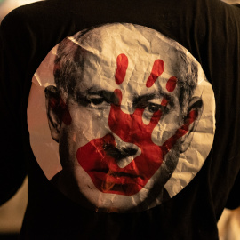 Un manifestante israelí lleva una camiseta de Benjamin Netanyahu con una mano sangrienta durante una protesta contra su gobierno, a 6 de abril de 2024.