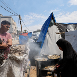 Una familia palestina desplazada a un campo de refugiados en Rafah se prepara para el fin del Ramadán, a 8 de abril de 2024.