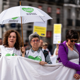 Varias personas durante la cadena humana por la sanidad pública, en la Puerta del Sol, a 7 de abril de 2024, en Madrid (España).