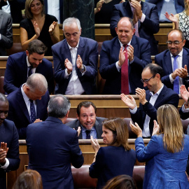 El diputado del PSOE Óscar Puente, mientras es aplaudido en el debate de investidura de Alberto Núñez Feijóo.