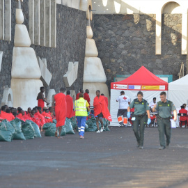 Foto de archivo de migrantes siendo asistidos por sanitarios tras llegar a la isla de El Hierro en patera, a 17 de octubre de 2023.