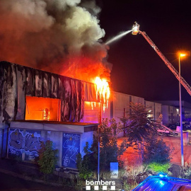 23/06/2024 - Els Bombers treballen per apagar un incendi a Barcelona aquest Sant Joan de 2024.