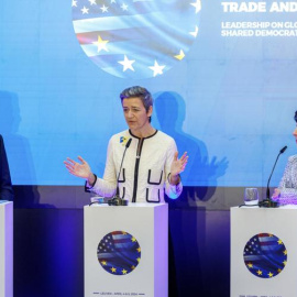 El secretario de Estado de Estados Unidos, Antony Blinken, la vicepresidenta ejecutiva de la Comisión Europea, Margrethe Vestager y la secretaria de Comercio de Estados Unidos, Gina Raimondo el 5 de abril de 2024.