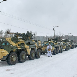 vehículos militares de las Fuerzas Armadas de Ucrania se prepara para participar en un simulacro cerca de la aldea de Klugino-Bashkirivka, no lejos de la ciudad de Kharkiv, en el este de Ucrania, el 31 de enero de 2022 en medio de una escalada en la fron