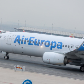 Foto de archivo de un avión de la aerolínea AirEuropa en el aeropuerto Adolfo Suárez Madrid-Barajas, a 2 de enero de 2024, en Madrid.