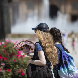 Dos mujeres caminan por la ciudad de Sevilla, en una foto de archivo.
