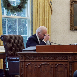 El presidente de Estados Unidos, Joe Biden, habla por teléfono con su homólogo en Ucrania, Volodymyr Zelenskiy, en la Oficina Oval de la Casa Blanca en Washington, a 9 de diciembre de 2021.
