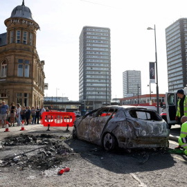 3 de julio de 2024. Un vehículo calcinado tras las protestas de extrema derecha en Sunderland, a 3 de julio de 2024.