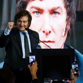 El candidato ultraderechista argentino, Javier Milei, gesticula durante su campaña electoral, a 22 de septiembre de 2023 en Buenos Aires