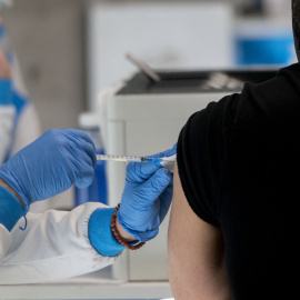 Una persona es vacunada contra el Covid-19, en el WiZink Center, a 20 de enero de 2022, en Madrid.