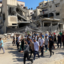 Palestinos acuden al funeral de Hani Al-Jaafarwi, el director de los servicios de emergencias y de las ambulancias, a 24 de junio de 2024, en Gaza.