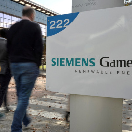 El logo del fabricante de aerogeneradores Siemens Gamesa a la entrada de su sede en la localidad vizcaína de Zumudio, cerca de Bilbao. REUTERS/Vincent West