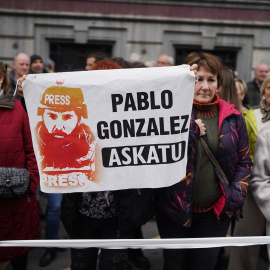 Varias personas sujetan un cartel con la cara del periodista Pablo González durante una manifestación por la convivencia, a 13 de enero de 2024, en Bilbao, Vizcaya, Euskadi.