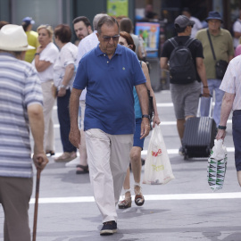 Un hombre caminando por la Plaza de la Campana
