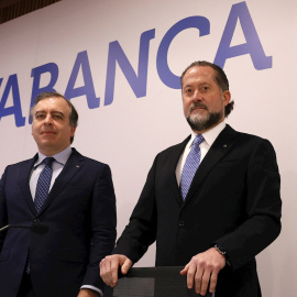 El presidente de Abanca, Juan Carlos Escotet (d) y el consejero delegado, Francisco Botas (i), en la presentación de los resultados de la entidad, en Santiago de Compostela. EFE/Lavandeira jr