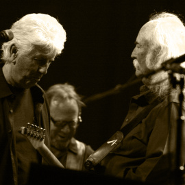 Crosby, Stills & Nash en un concierto en el Pabellón Hordern,​ Sydney, Australia.