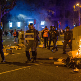 Un contenedor arde en la plaza Urquinaona de Barcelona.