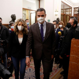 03/02/2022.- El presidente del Gobierno, Pedro Sánchez (d) junto a la ministra de Trabajo, Yolanda Díaz (i) a su llegada al pleno del Congreso de los Diputados que debate y vota este jueves la convalidación de la reforma laboral pactada entre Gobierno 