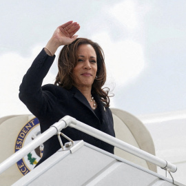La vicepresidenta de EEUU, Kamala Harris, embarca en el Air Force Two para volar a Washington desde el George Bush Intercontinental Airport en Houston (Texas). REUTERS/Kevin Lamarque