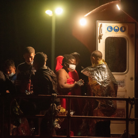 Al menos un hombre ha fallecido y otro ha sido evacuado grave en helicóptero al hospital tras hundirse este miércoles una lancha neumática con medio centenar de inmigrantes de origen magrebí, en su mayoría, a bordo a unos 35 kilómetros al sur de Mor