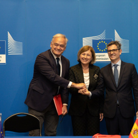 Esteban González Pons, Vera Jourovà y Félix Bolaños, este martes en Bruselas tras firmar el acuerdo para renovar el CGPJ.