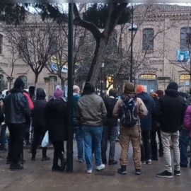 09/02/2023. Manifestantes frente a la fachada del CSC Luis Buñuel, a 8 de febrero de 2023.