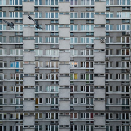 Vista de un edificio de apartamentos de la época comunista en el centro de Varsovia. REUTERS/Kacper Pempel