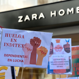Trabajadores se manifiestan frente a una tienda Zara Home durante la huelga de las tiendas de Inditex en A Coruña, a 25 de noviembre de 2022.