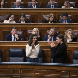 09/02/2023.- Las ministras de Derechos Sociales, Ione Belarra (c), y de Igualdad, Irene Montero (d), aplauden tras aprobarse el proyecto de ley de bienestar animal. Fernando Villar, EFE