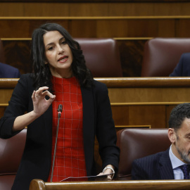 La líder de Ciudadanos, Inés Arrimadas, interviene durante la sesión de control al Gobierno del pasado miércoles en el Congreso. A su lado, Edmundo Bal