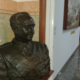 El Museo Militar de A Coruña sigue honrando a Franco con un busto y un retrato entre reyes y héroes de guerra